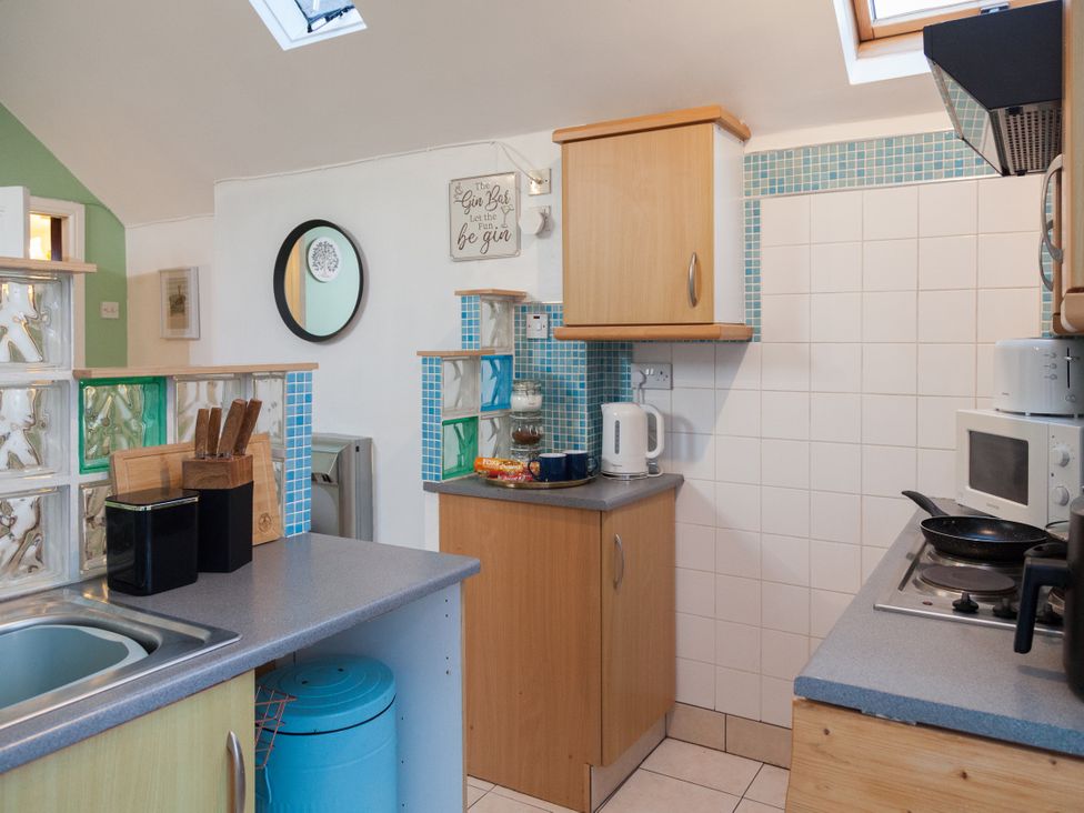 A kitchen with cabinets, sink, and appliances at 4 Kingscliffe Street Manchester