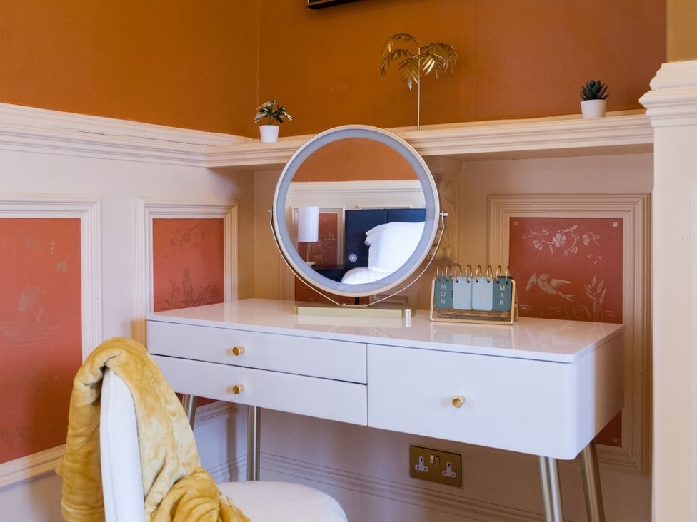 A vanity desk with mirror and plants at 4 Kingscliffe Street in Manchester
