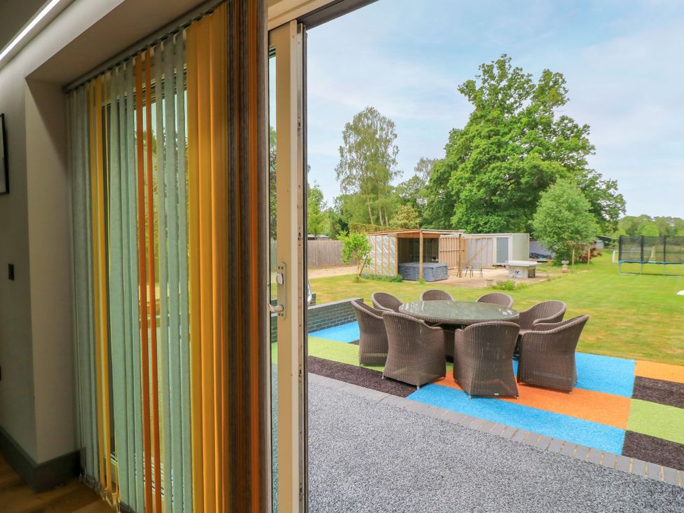 A garden with a dining table and chairs at Silver Copse Frilford Heath Near Abingdon