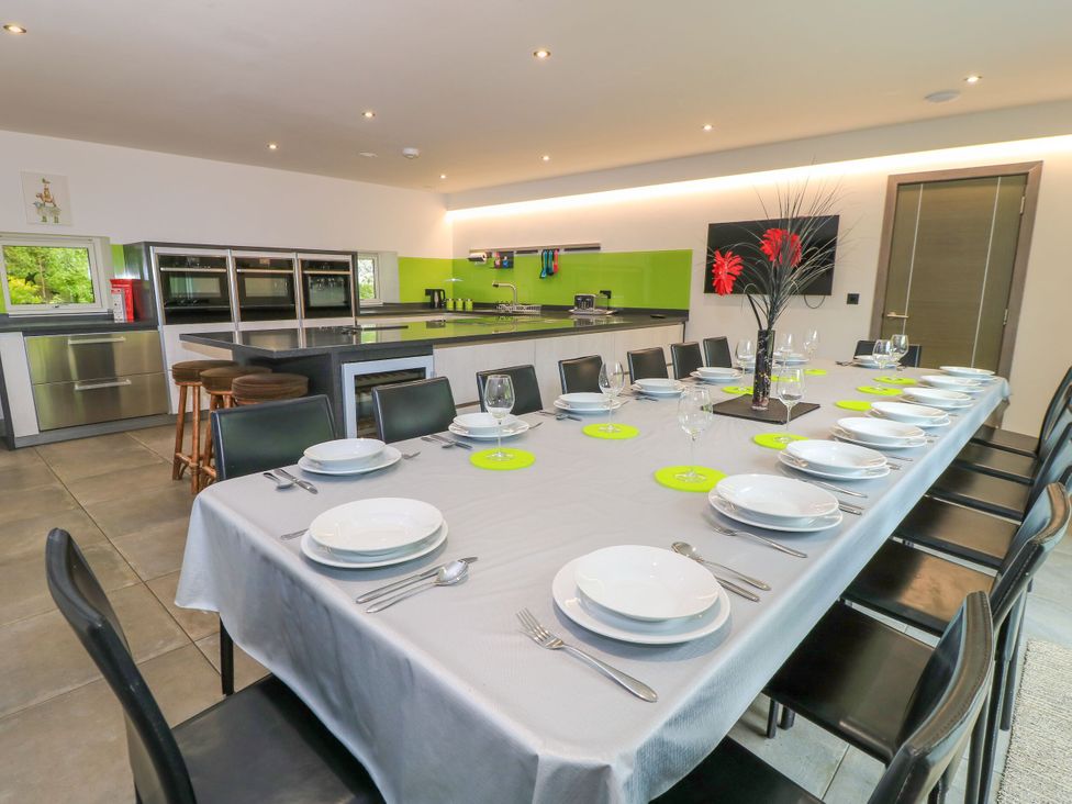 A dining room featuring a long table set for a meal at Silver Copse Frilford Heath Near Abingdon