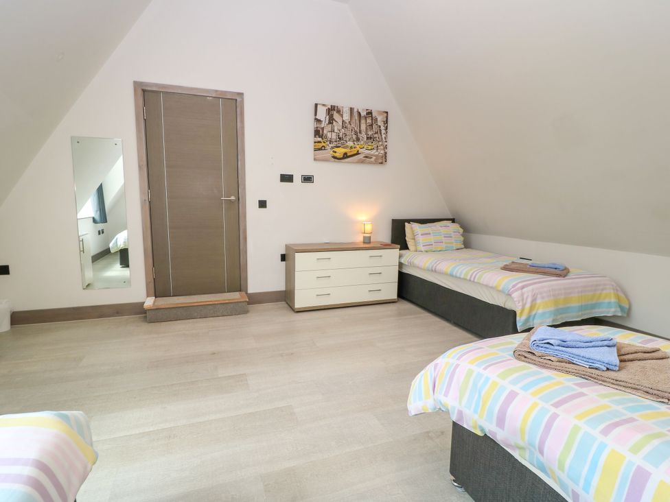 A bedroom with two beds and a drawer at Silver Copse Frilford Heath Near Abingdon