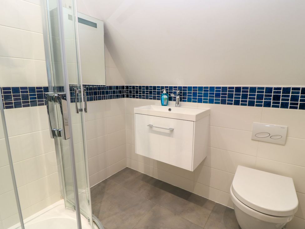 A bathroom with a shower, toilet, and sink at Silver Copse in Frilford Heath Near Abingdon