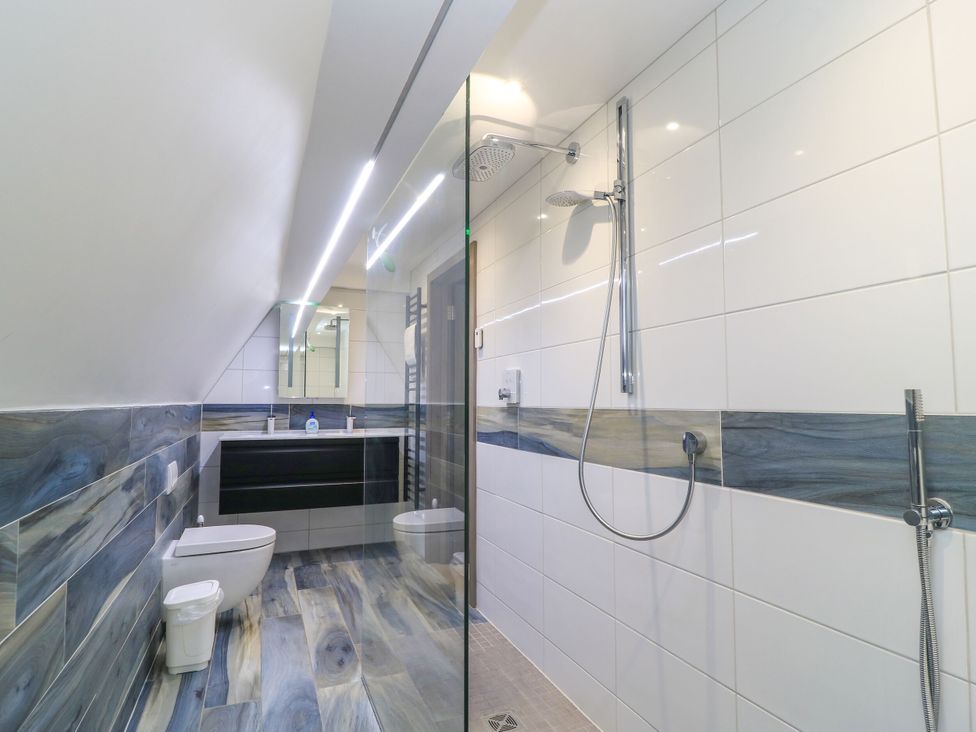 A bathroom with a shower, toilet, and sink at Silver Copse Frilford Heath Near Abingdon