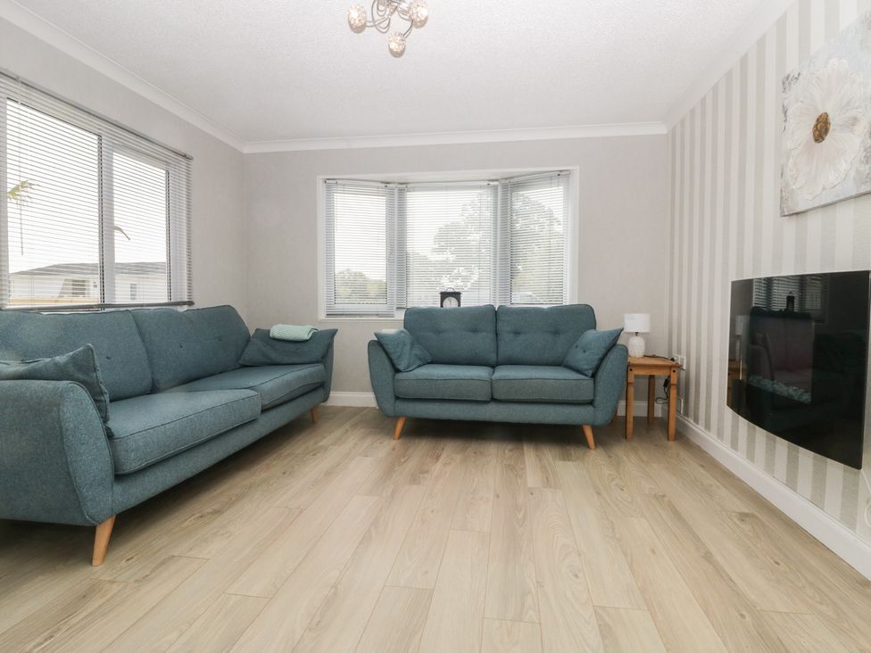 A living room with a sofa and coffee table at Cherry Tree in Kidlington