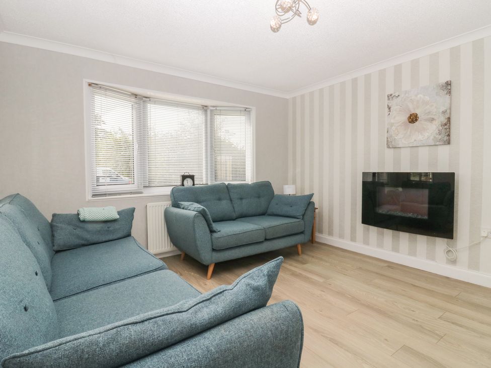 A living room with a sofa and television at Cherry Tree in Kidlington