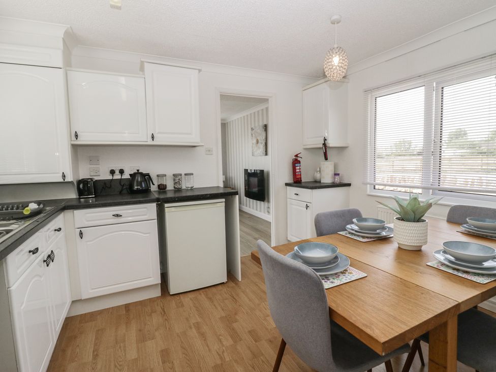 A kitchen with a dining table and chairs at Cherry Tree in Kidlington