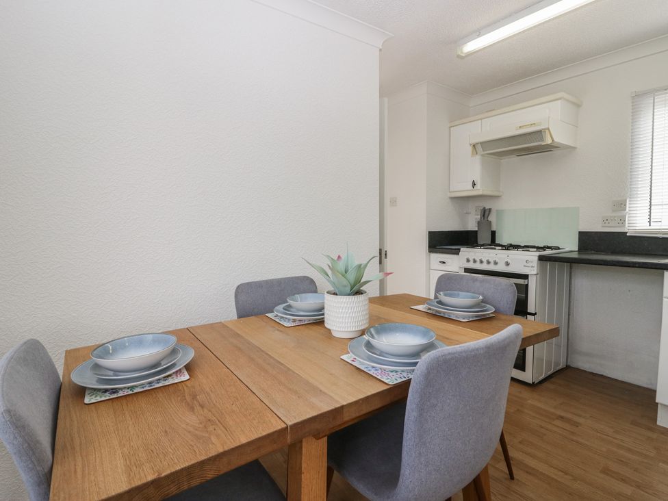 A kitchen with a dining table and chairs at Cherry Tree in Kidlington