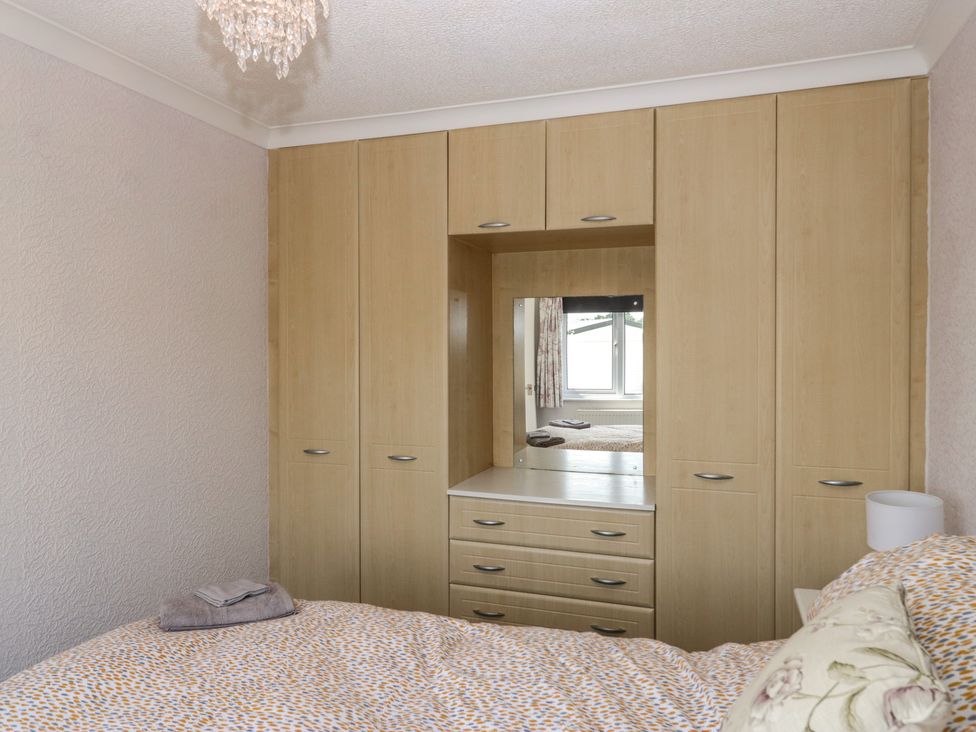 A bedroom with a wardrobe and bed at Cherry Tree in Kidlington