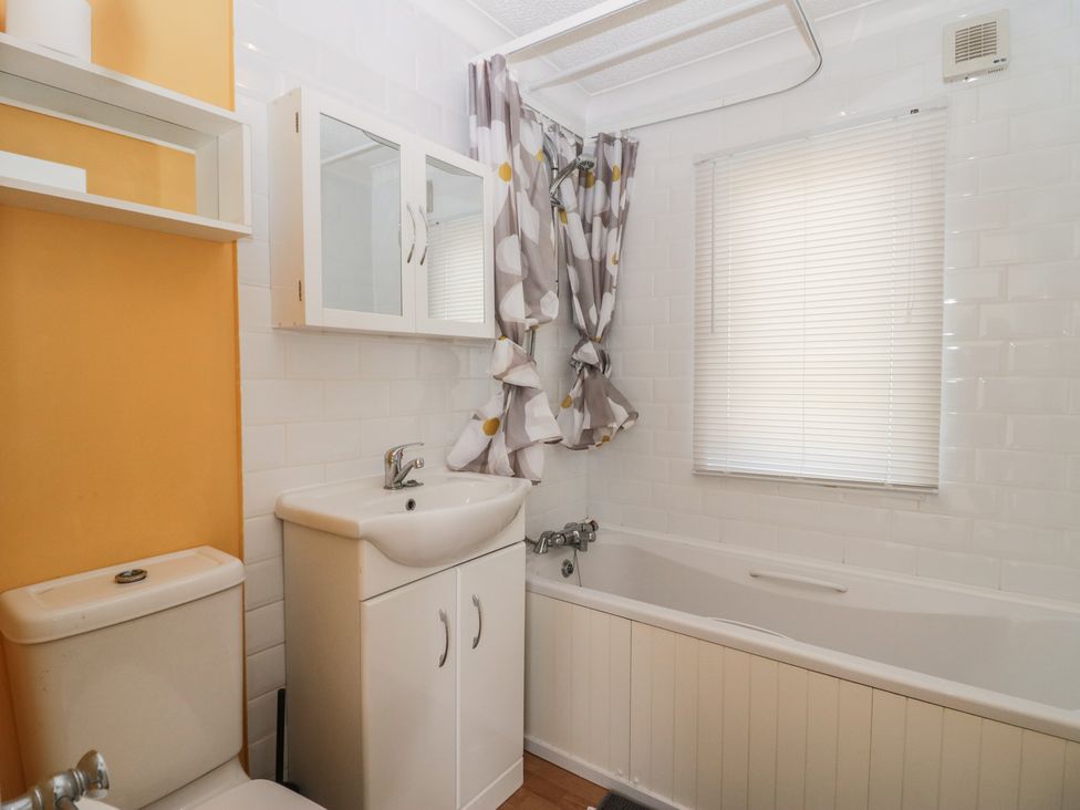 A bathroom with a sink and bathtub at Cherry Tree in Kidlington
