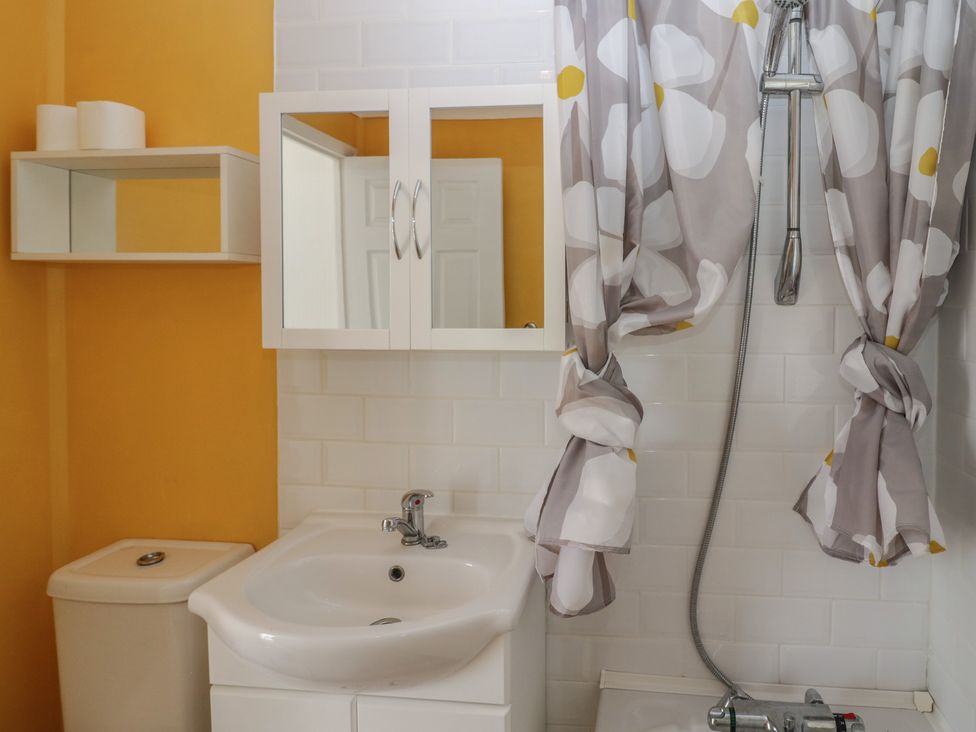 A bathroom with a sink, shower, and toilet at Cherry Tree in Kidlington