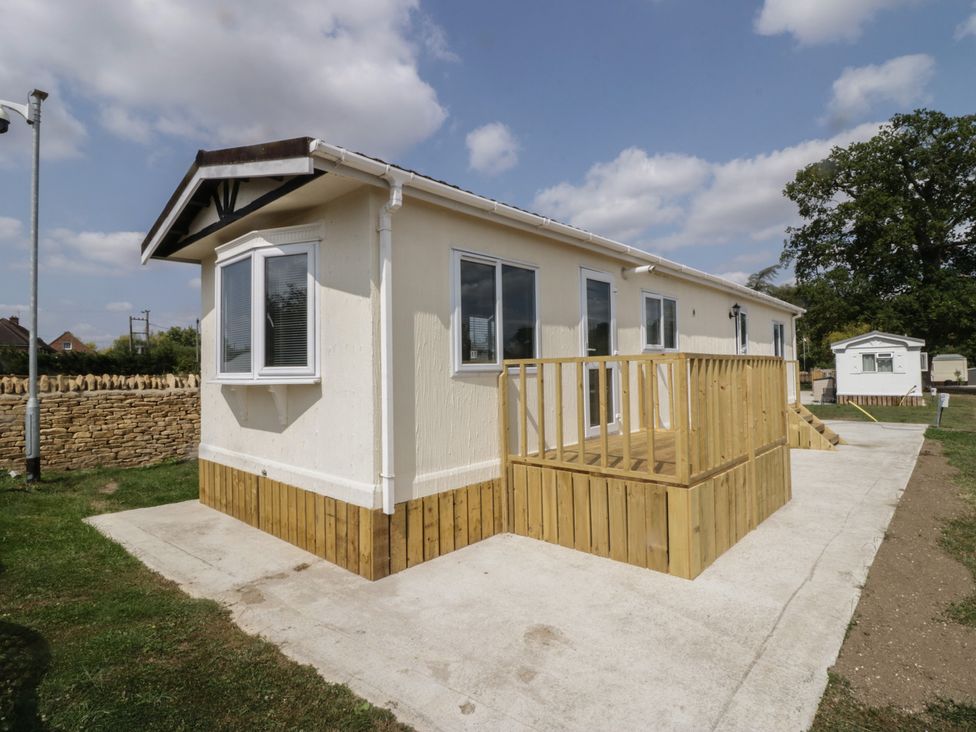 A house with a deck and steps at Cherry Tree in Kidlington