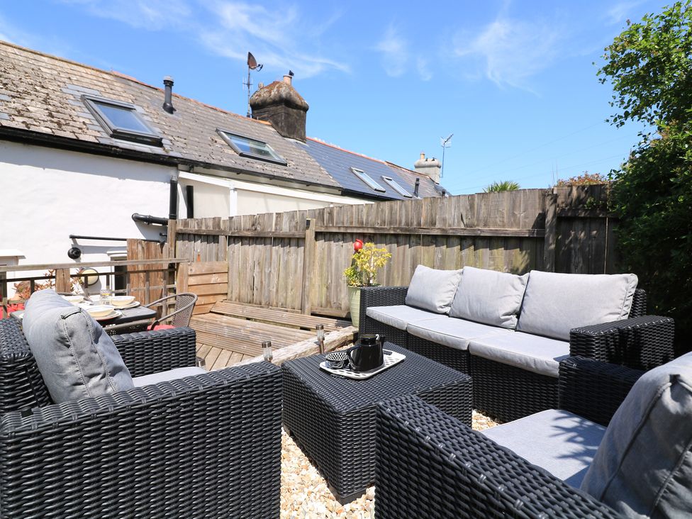 A garden with a seating area and a coffee table at The Hideaway