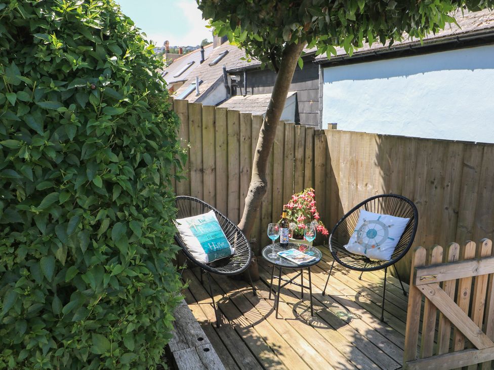 A garden with chairs and a table beside a tree at The Hideaway 