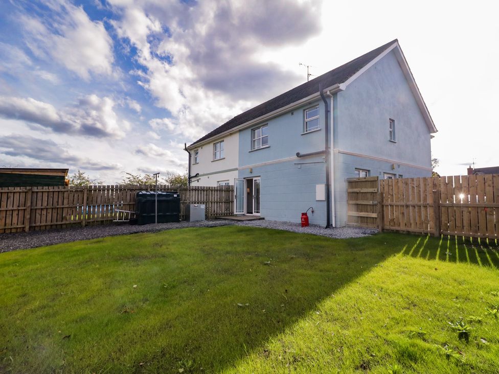 A garden with a house and fence at The Sperrin Getaway in Omagh