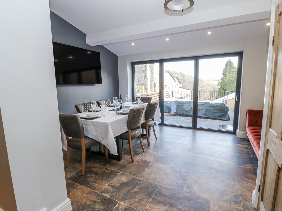A dining room with a table and chairs at 26 Frenchgate in Richmond