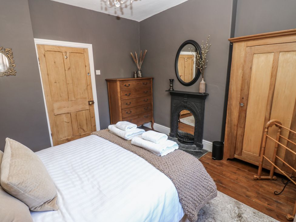 A bedroom with a bed and dresser at 26 Frenchgate in Richmond