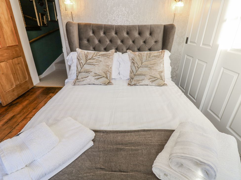 A bedroom with a bed and decorative pillows at 26 Frenchgate in Richmond