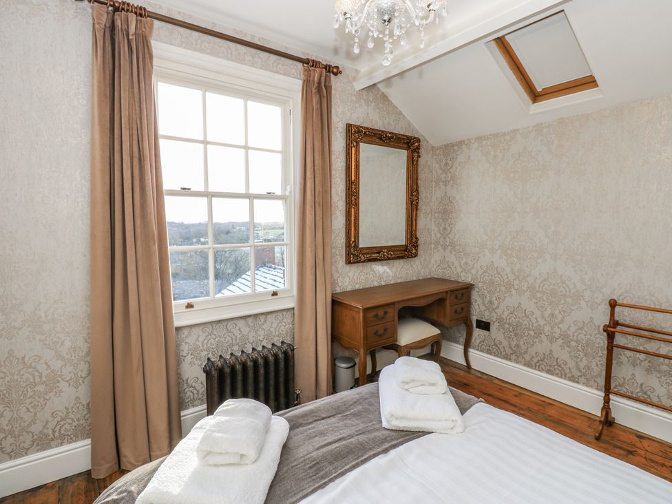 A bedroom with a desk and a mirror at 26 Frenchgate in Richmond