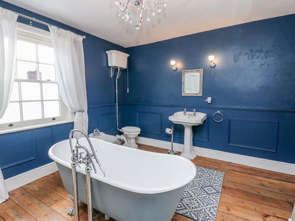 A bathroom with a bathtub, toilet, and sink at 26 Frenchgate in Richmond