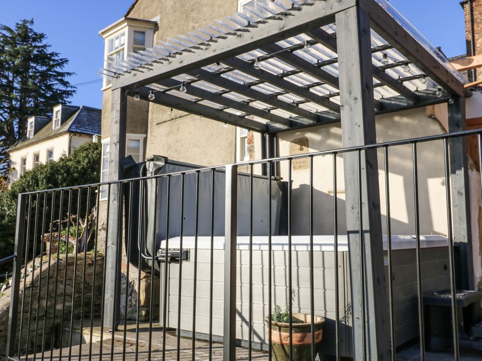A hot tub under a pergola at 26 Frenchgate in Richmond
