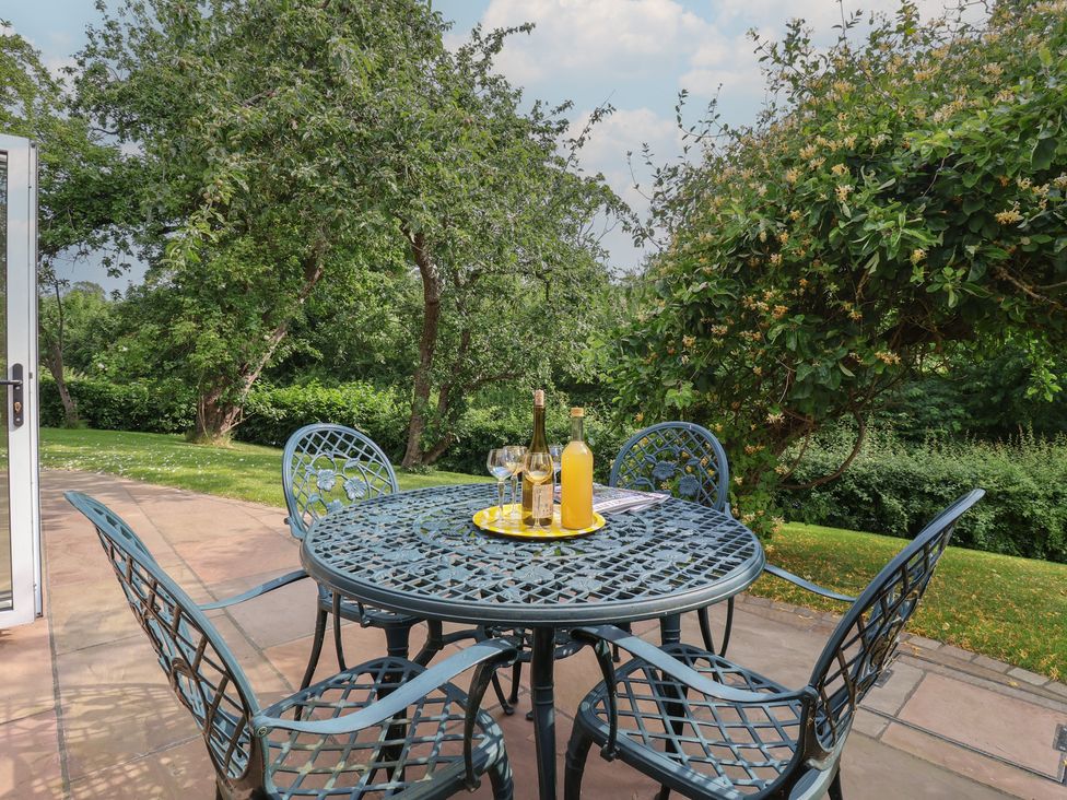 An outdoor dining table with drinks at Apple Tree Cottage in York