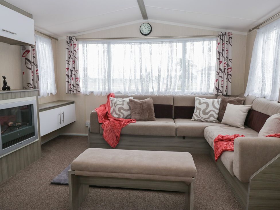 A living room with a sofa and table at Pinewood in Kidlington