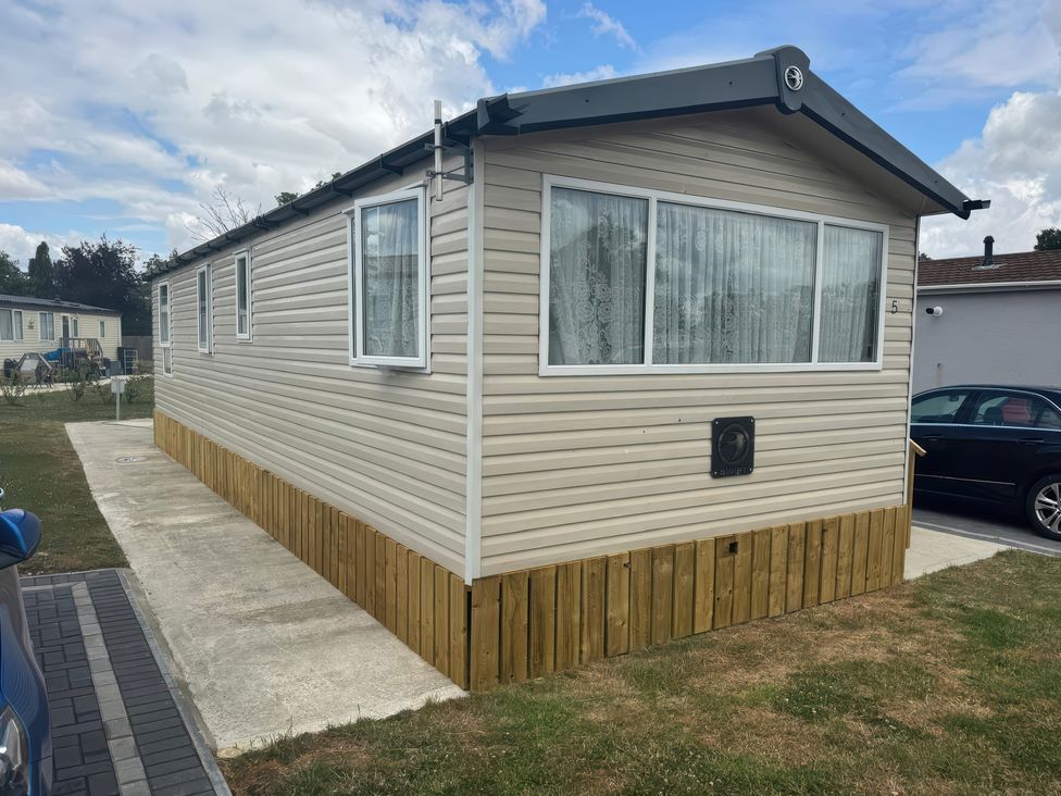 A mobile home with windows and a vent at Pinewood in Kidlington