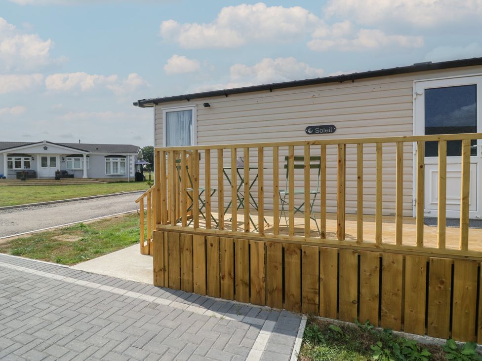 An outdoor deck with chairs at Pinewood in Kidlington