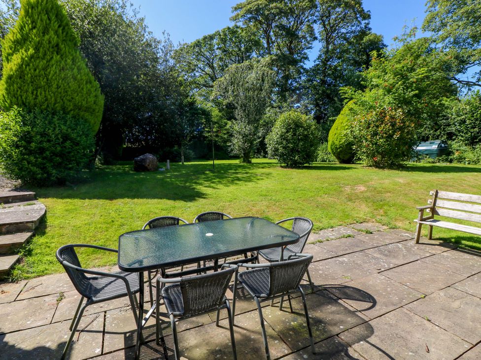 A garden with a table and chairs at Carreg Las in Haverfordwest