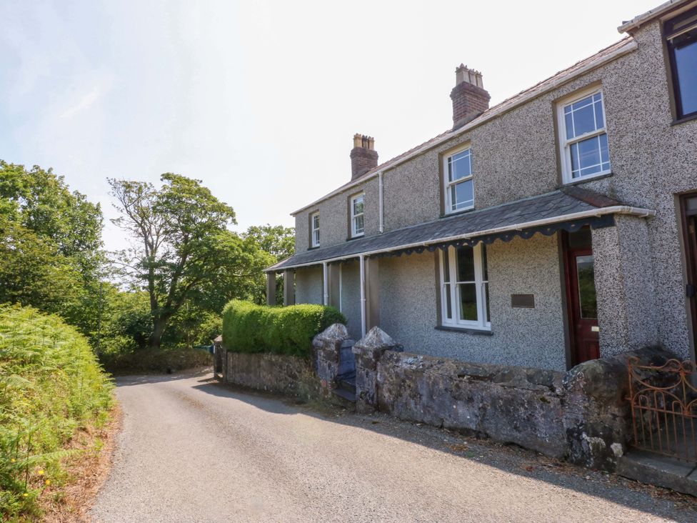 A house with a stone wall on a road at Disgwylfa in Sarn Mellteyrn