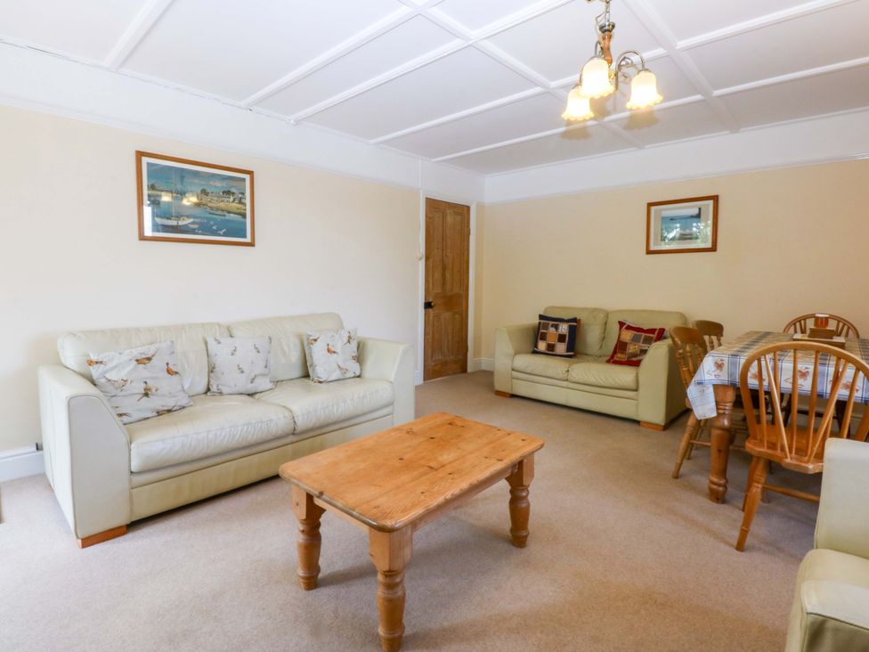 A living room with a coffee table and sofas at Disgwylfa Sarn Mellteyrn