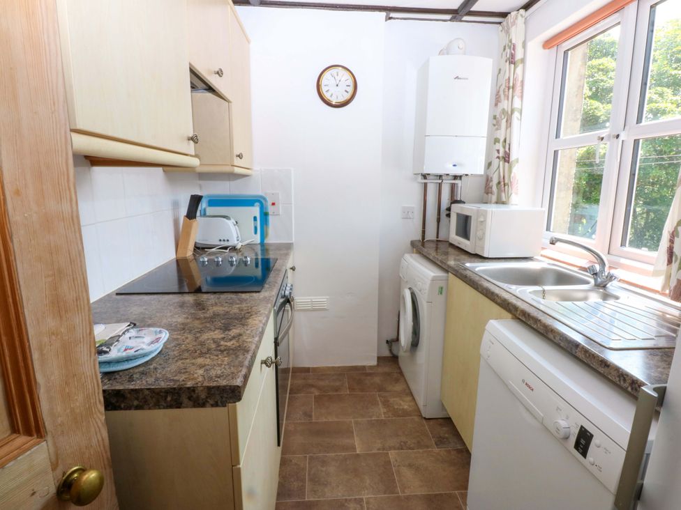 A kitchen with appliances and cabinetry at Disgwylfa in Sarn Mellteyrn