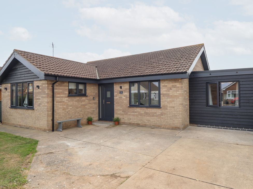 A house exterior with a driveway and front yard at Sandy Toes in Trusthorpe