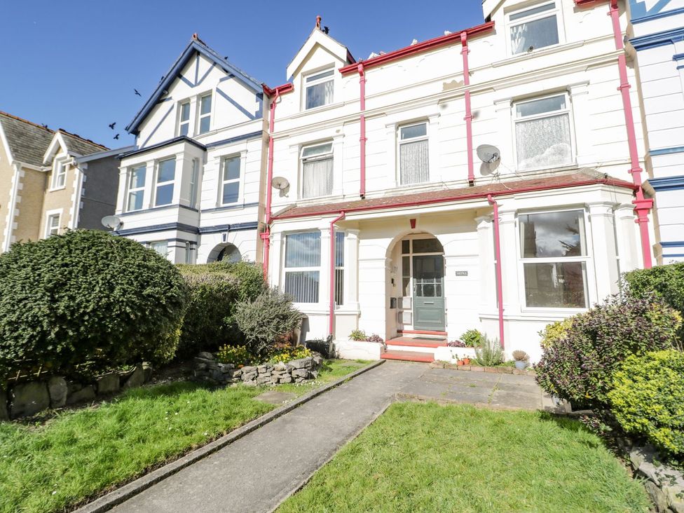 A building with green door and windows at Flat 1A, Mona House in Conwy