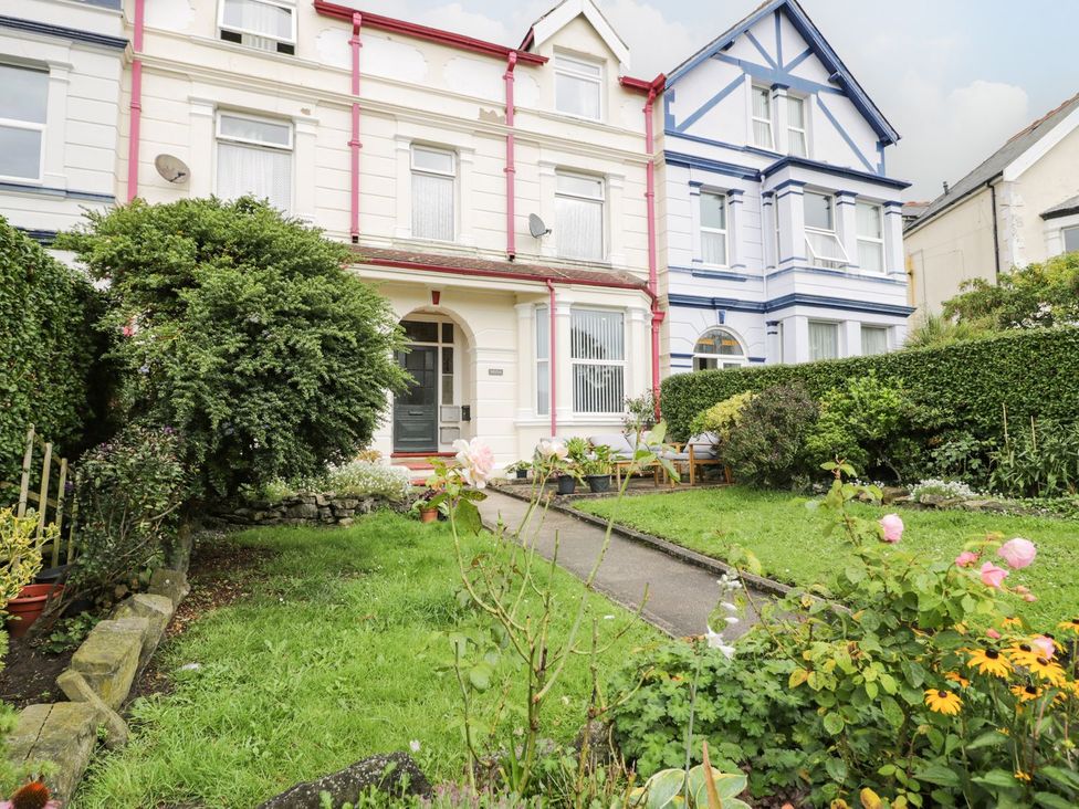 A house with a garden and path at Flat 1, Mona House in Conwy