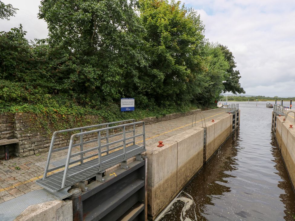 A lock with gates and surrounding trees at The Cottage in Ballinagleira