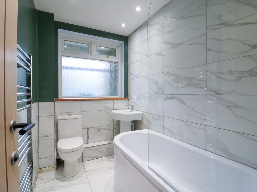 A bathroom with a bathtub, toilet, and sink at 13A Westgate Terrace in Whitstable