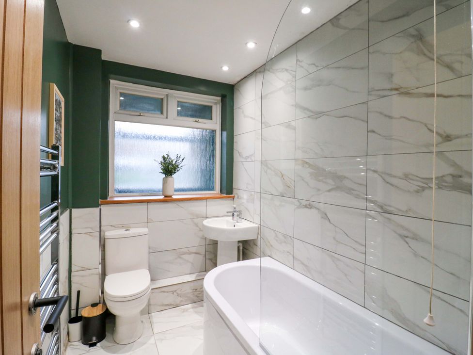A bathroom with a bathtub, sink, and toilet at High Tide in Whitstable