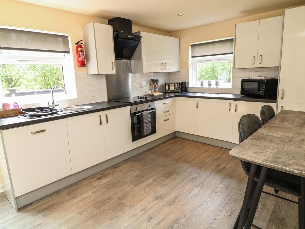 A kitchen with cabinets and appliances at Lodge 13 in Brigg