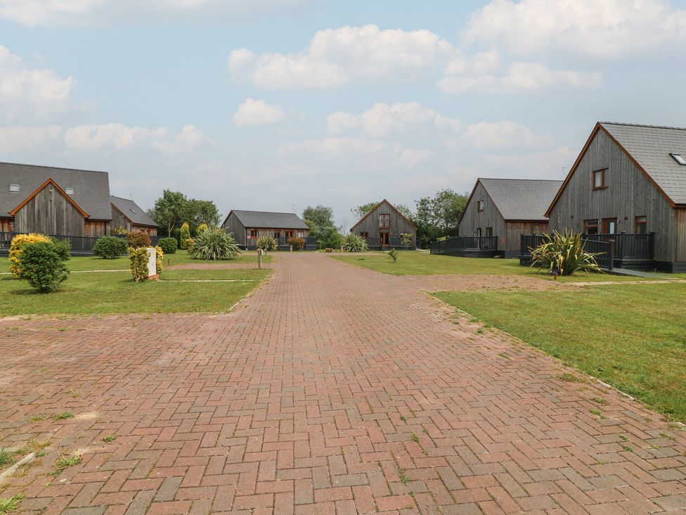 A pathway with houses and greenery at Lodge 13 in Brigg