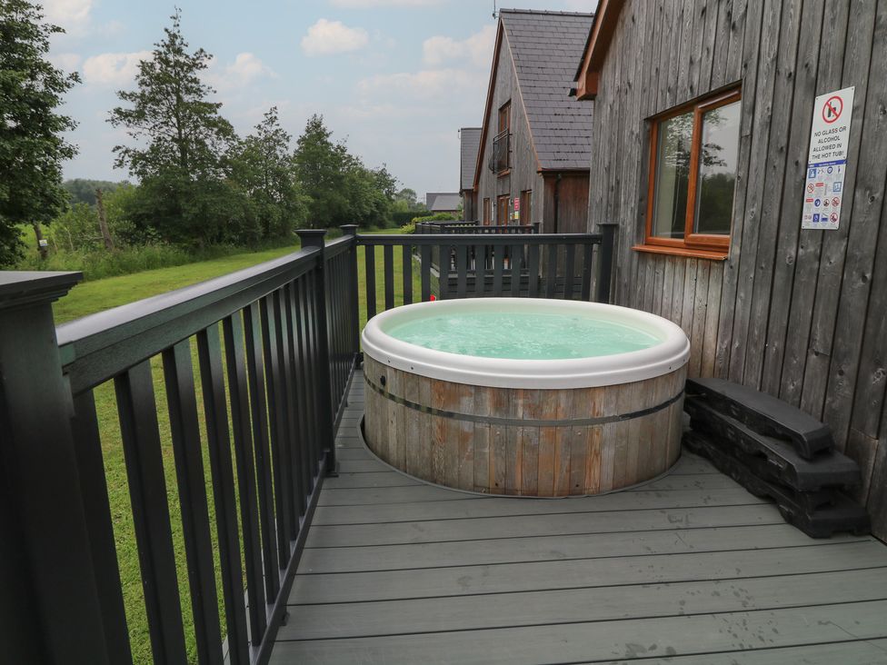 A hot tub on a wooden deck at Lodge 14 in Brigg