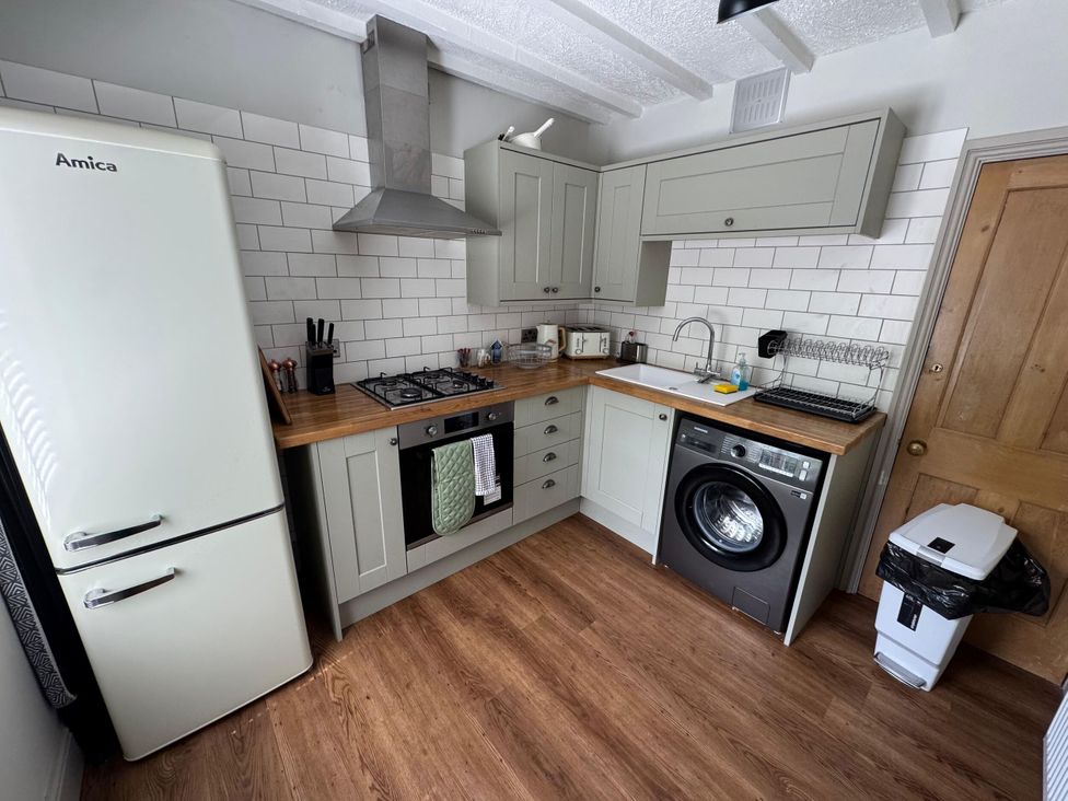 A kitchen with appliances and fixtures at 18 The Wharfage in Ironbridge