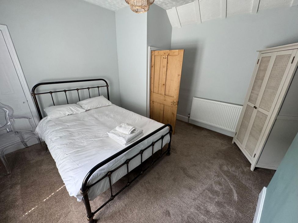 A bedroom with a bed and wardrobe at 18 The Wharfage Ironbridge