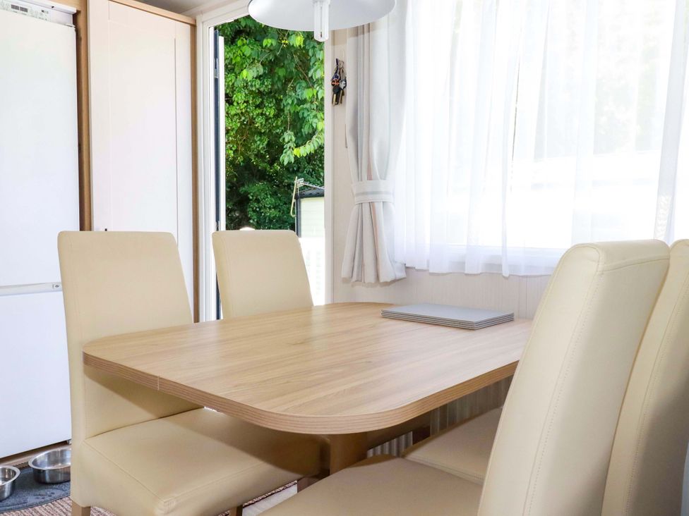 A dining room with a table and chairs at Meadow 46 in Newquay