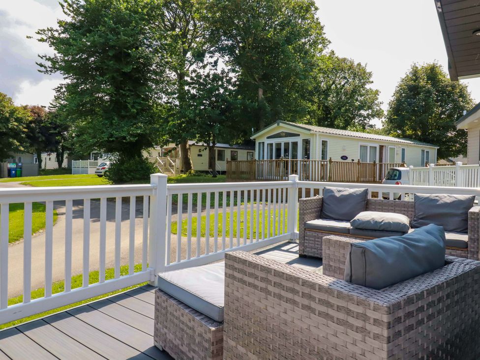 A deck with outdoor furniture at Meadow 46 in Newquay