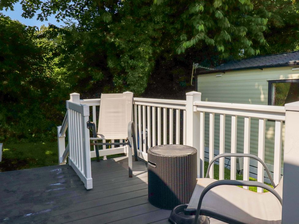 An outdoor area with chairs and a table at Meadow 46 in Newquay