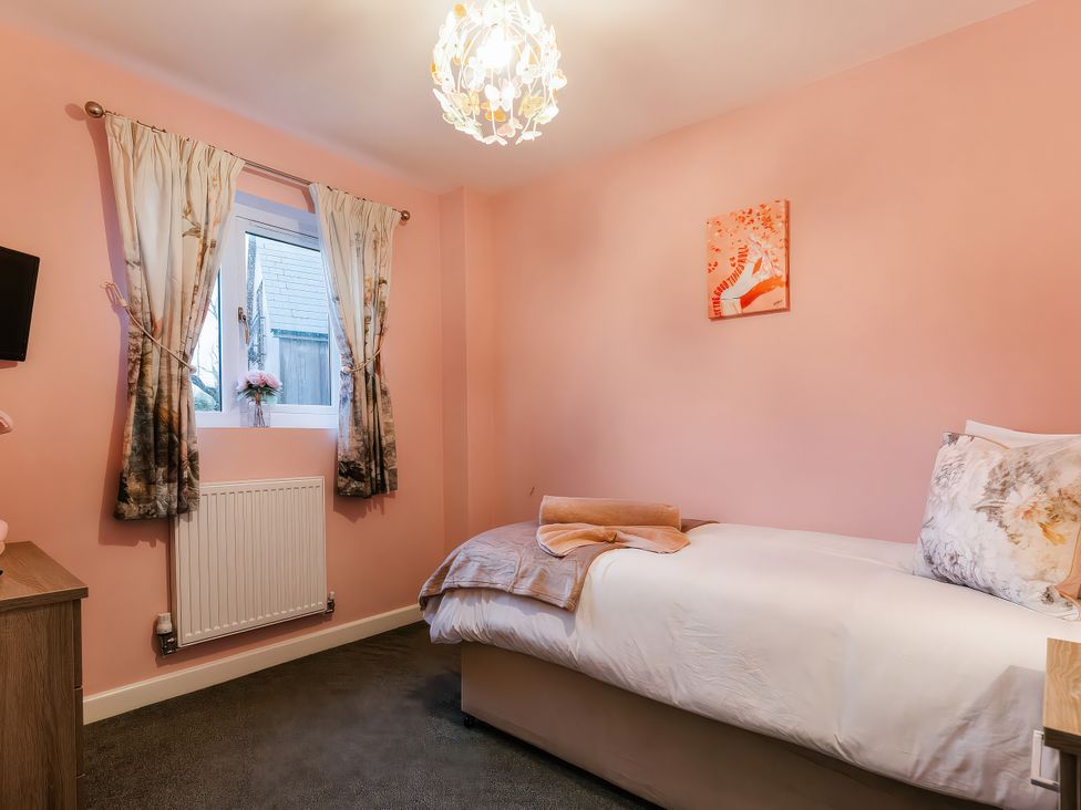 A bedroom with a bed and window at James Ville Marina Lodge 23 in Brigg