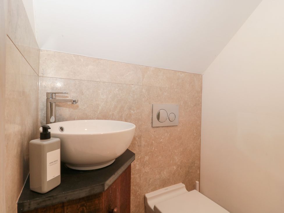 A bathroom featuring a sink and toilet at The Threshing Barn in Chipping Norton
