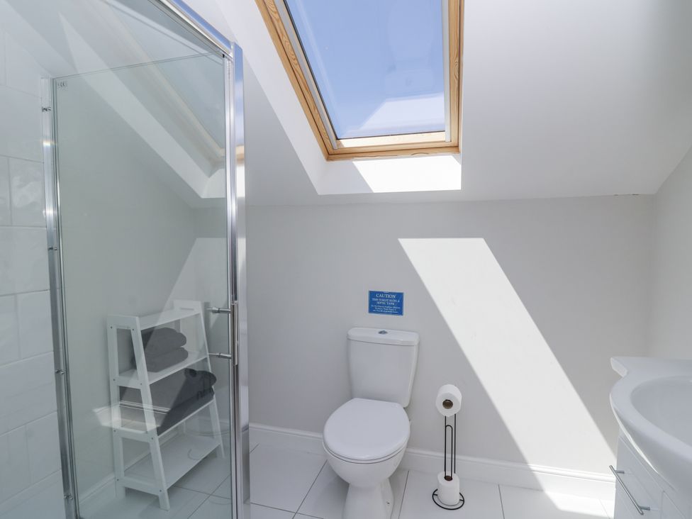 A bathroom featuring a shower, toilet, and towels at Little Penrhosgoch Barn, Llandrindod Wells