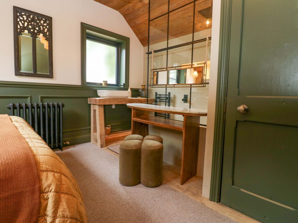 A bedroom featuring a sink and mirror at White House in Durham